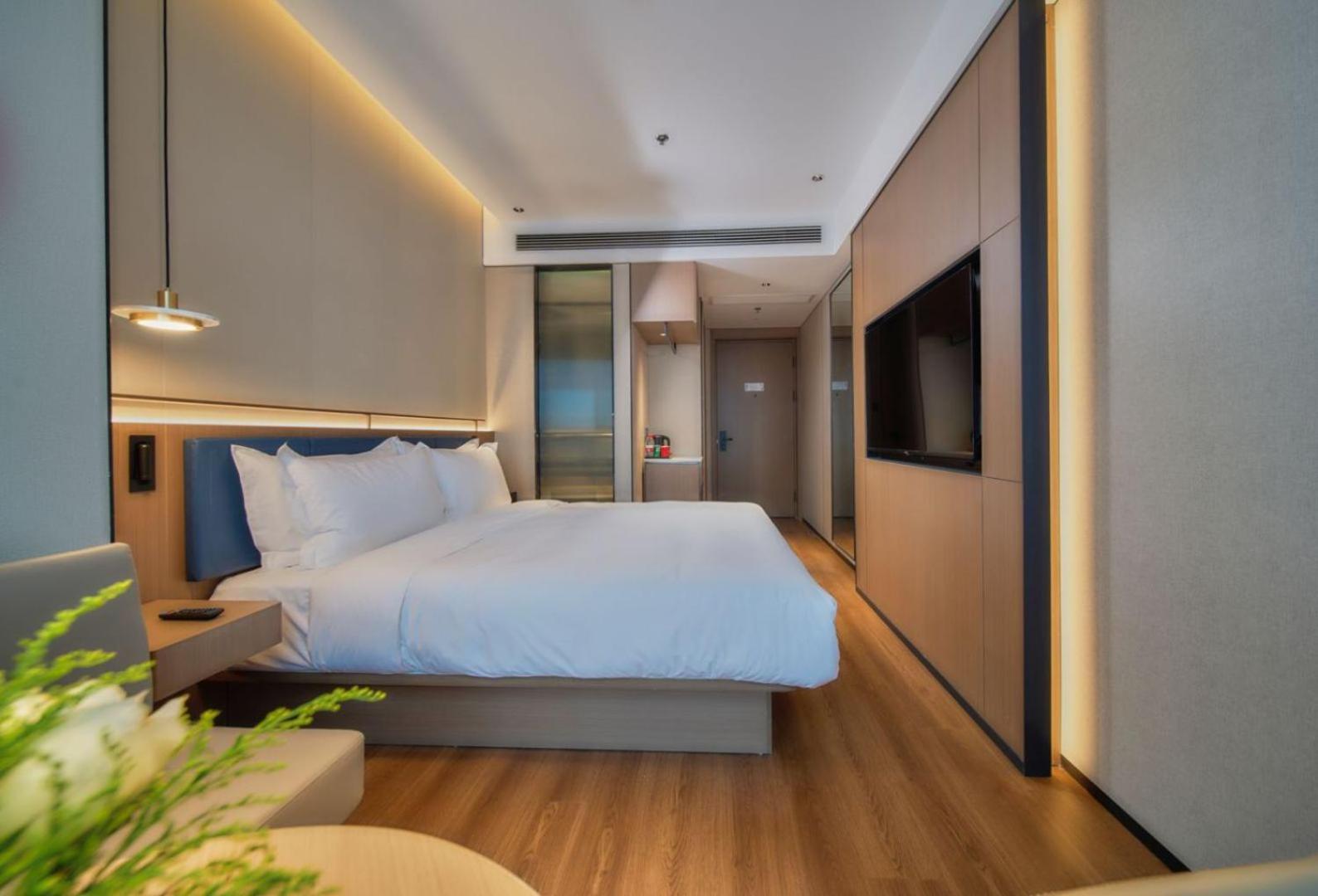 Jinglai Zhenxuan Tongji Hospital Xincun Road Subway Station Hotel 3*