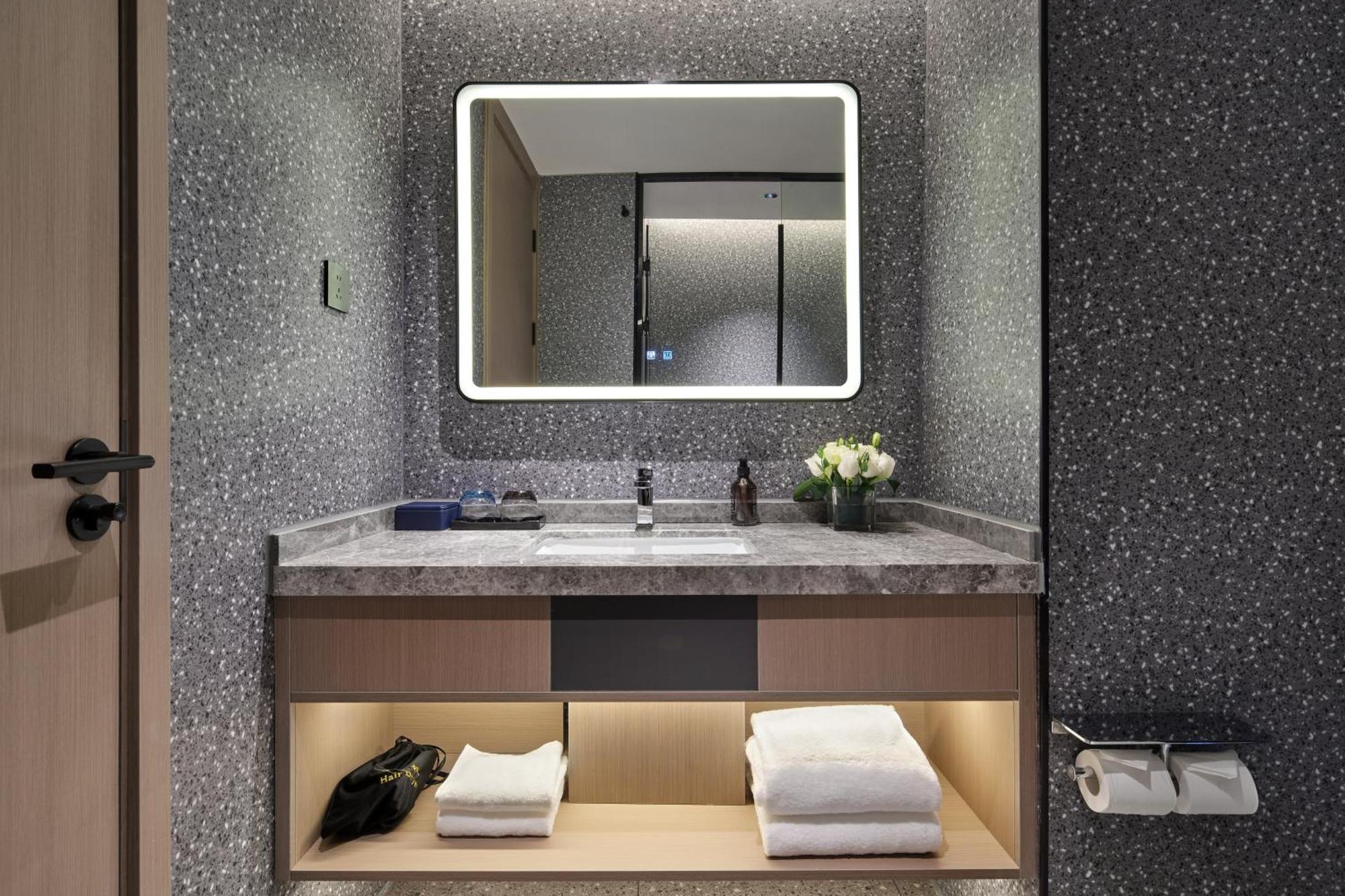 Jinglai Zhenxuan Tongji Hospital Xincun Road Subway Station Hotel